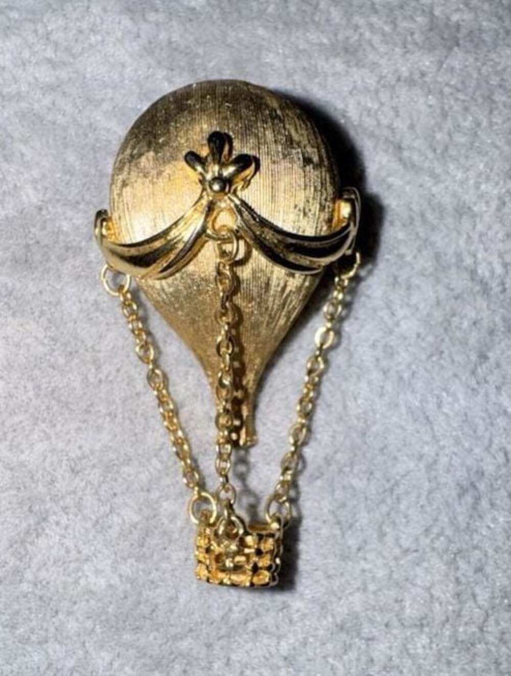 Vintage Joan Rivers Gold Tone Hot Air Balloon Brooch